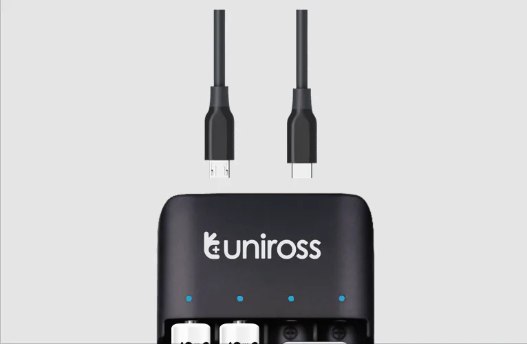 شاحن بطاريات Uniross Super Compact مع 4 بطاريات AA قابلة للشحن NiMH