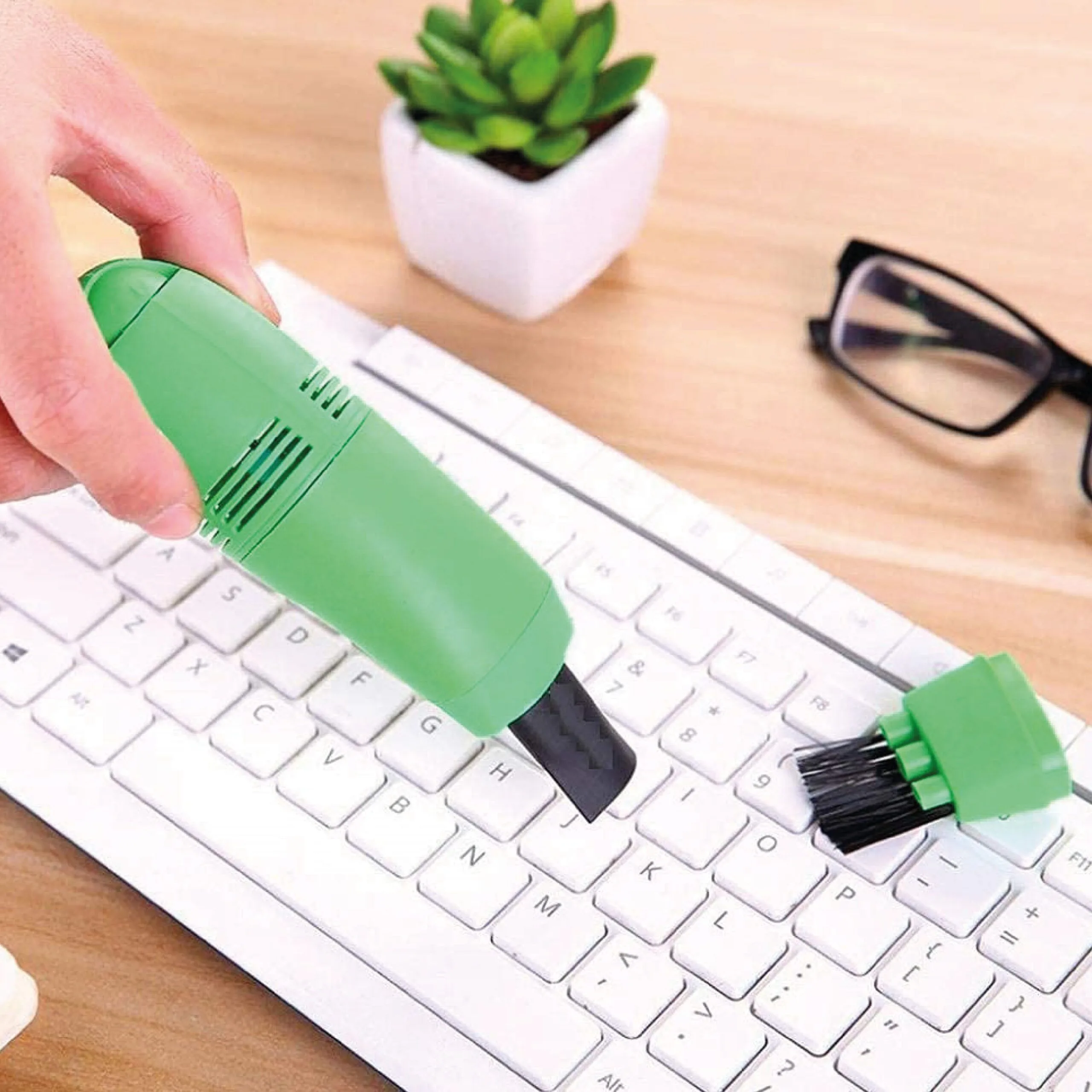 مكنسة كهربائية صغيرة بمنفذ USB لتنظيف الكيبورد